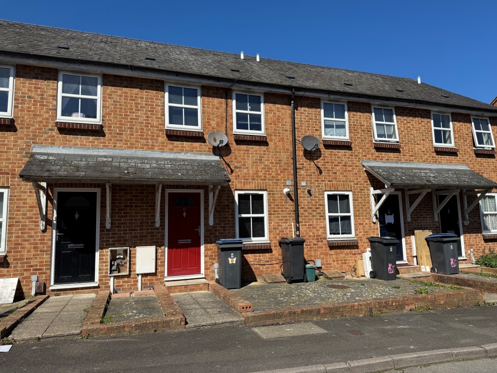 Lot: 128 - FREEHOLD MODERN TERRACE HOUSE INVESTMENT - Front of property